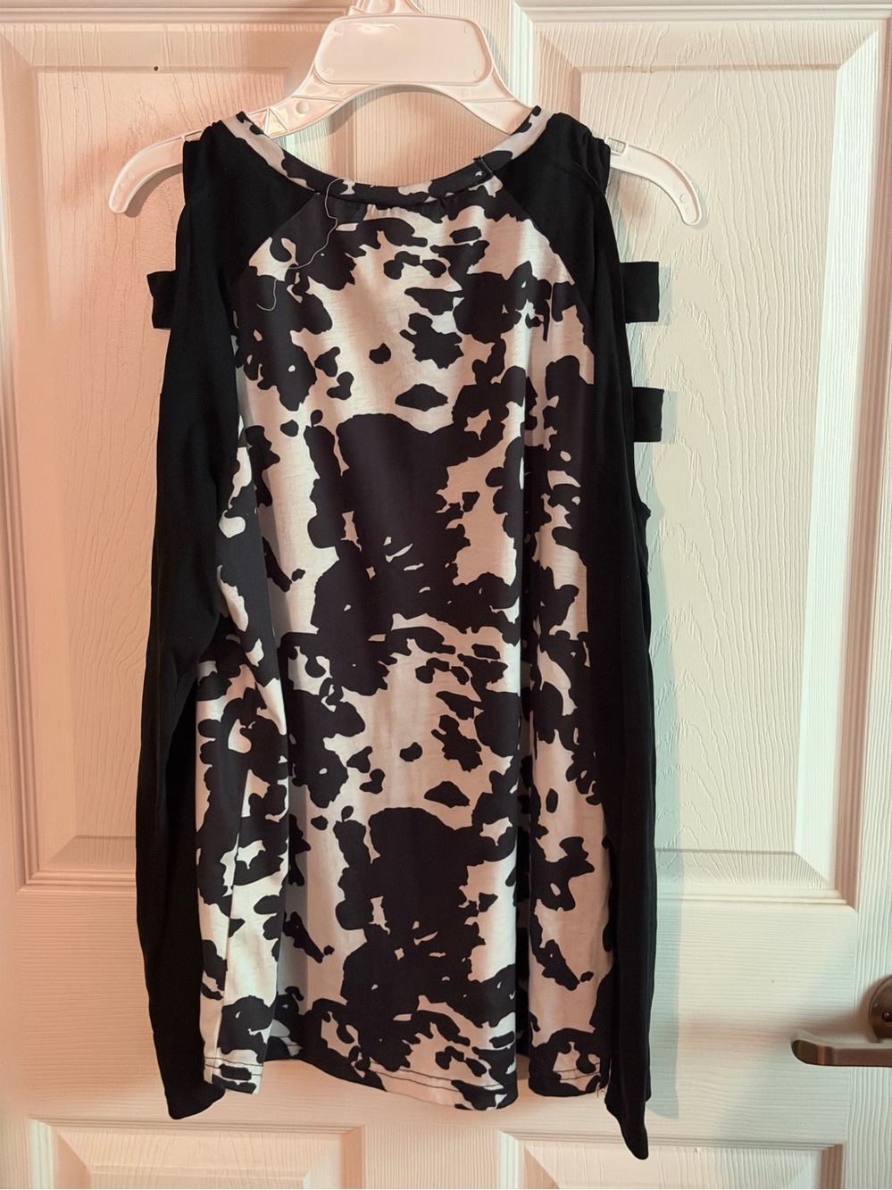 Women's Black & White Cold-Shoulder Printed shirt